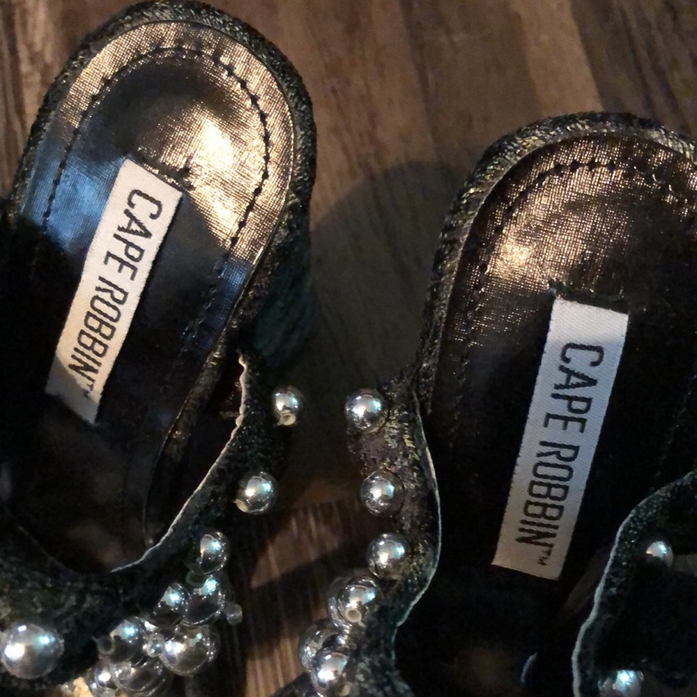Cape Robbin black/greenish gold velvet sandals with silver beads size 6M - Picture 2 of 8